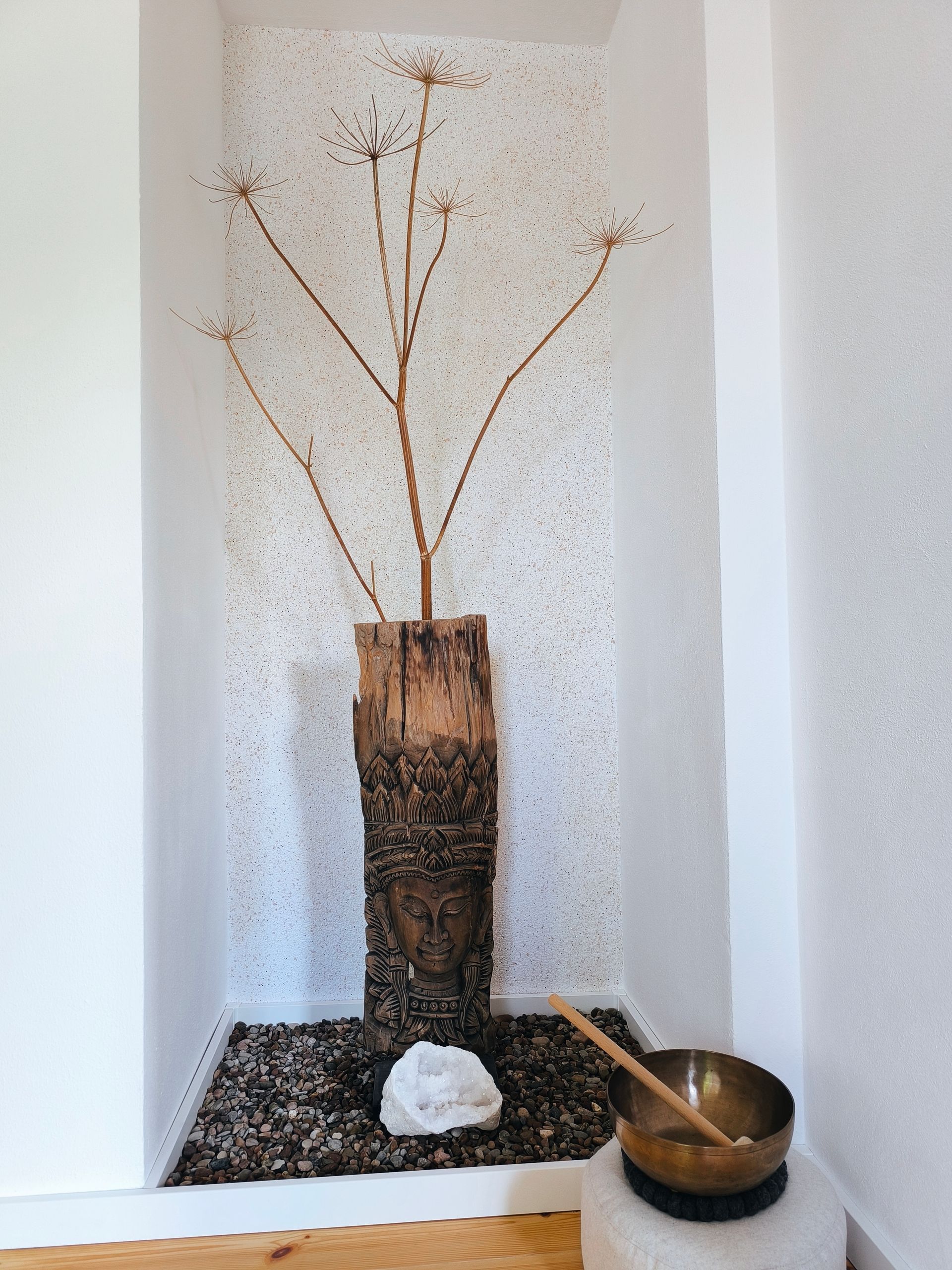 Raumdekoration mit Trockenblumen im Entspannungsraum des Ateliers.