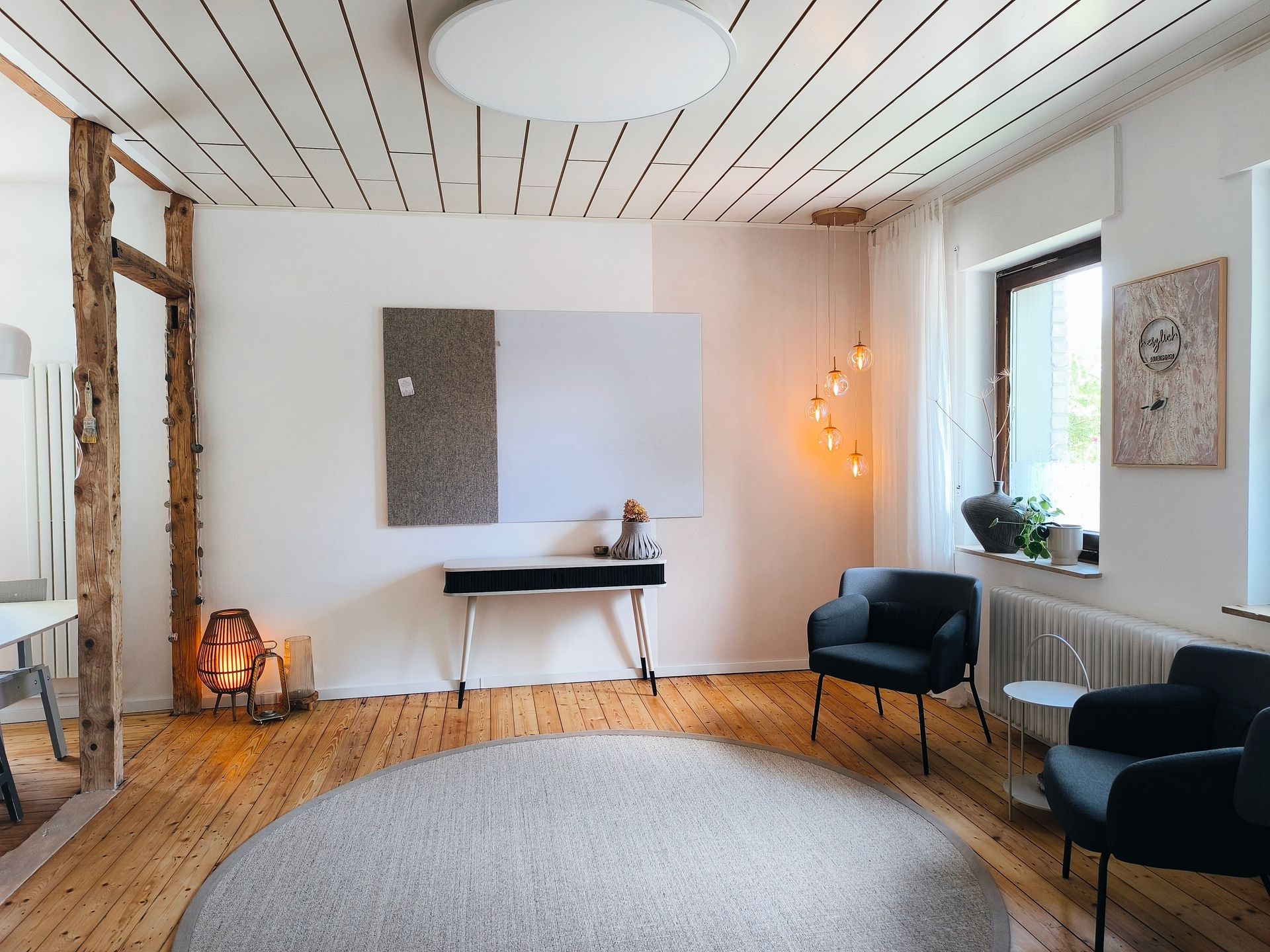 heller Raum, mit zwei Fenstern, davor zwei Sessel