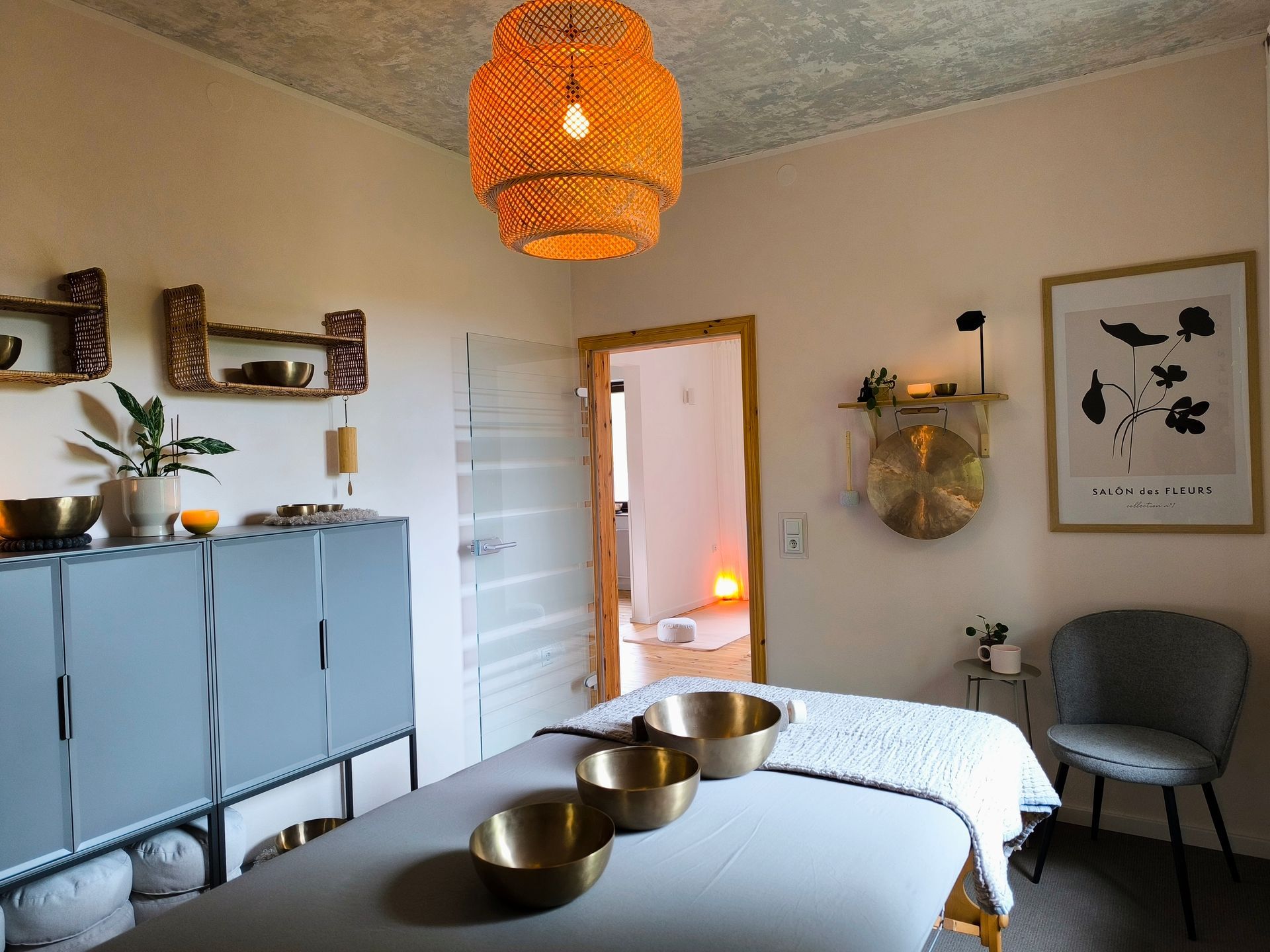 Der Klangraum im Atelier Samenkorn, für Klangmassagen, mit einer Massageliege und einer Sitzmöglichkeit.