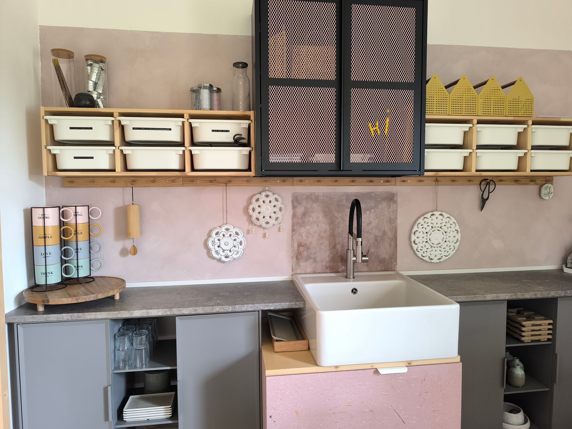 Sortiersystem als Regal mit Schubfächern im Kreativraum des Ateliers Samenkorn.