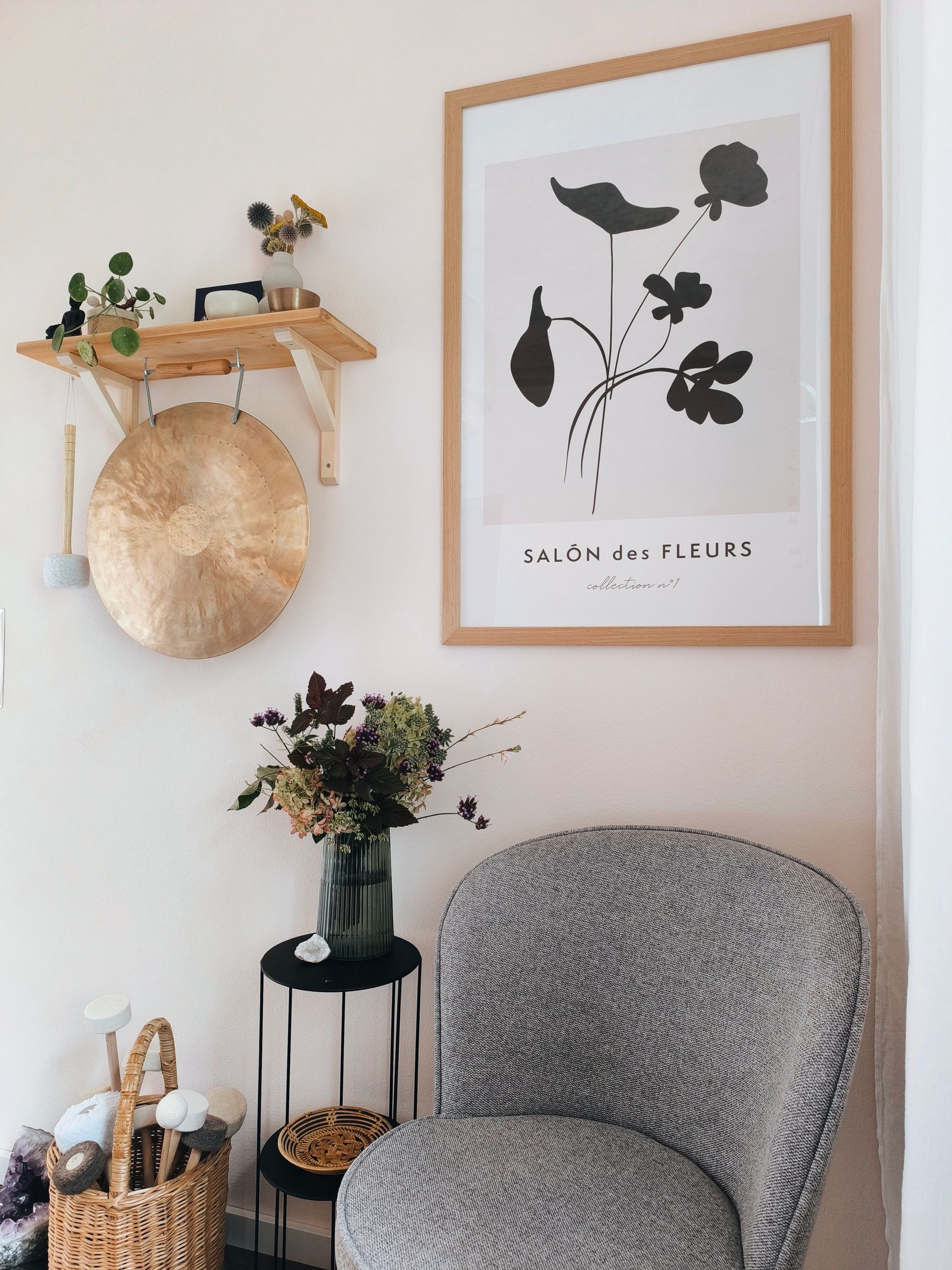 Ein Sitzplatz im Klangraum des Aterliers. Ein Gong hängt an der Wand, daneben ein Bild. Darunter steht ein Polsterstuhl.