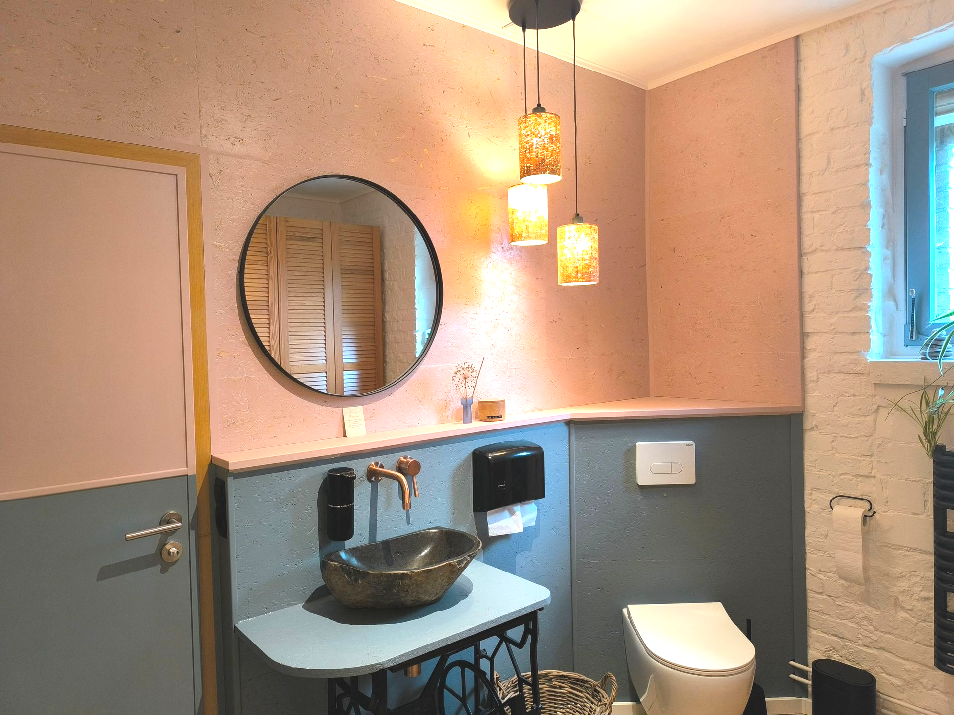 Badezimmerausschnitt, Waschbecken aus Stein, ein Spiegel an der Wand