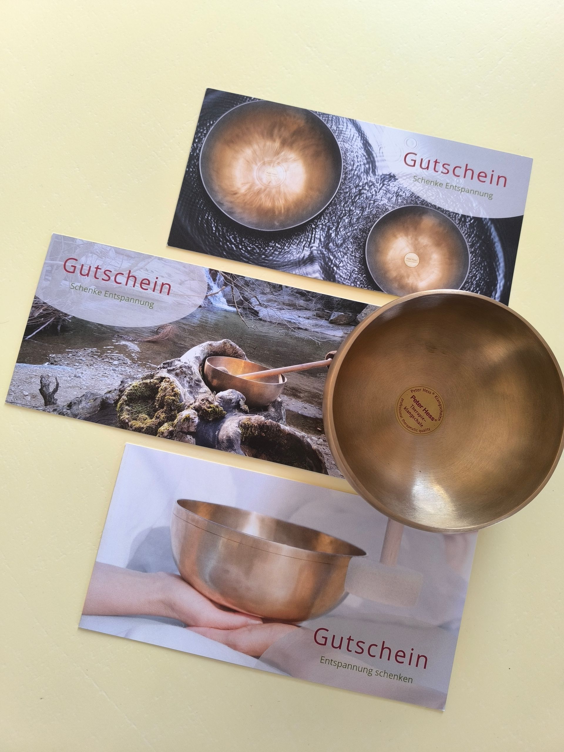 Drei verschiedene Papiergutscheine, die im Atelier Samenkorn angeboten werden.