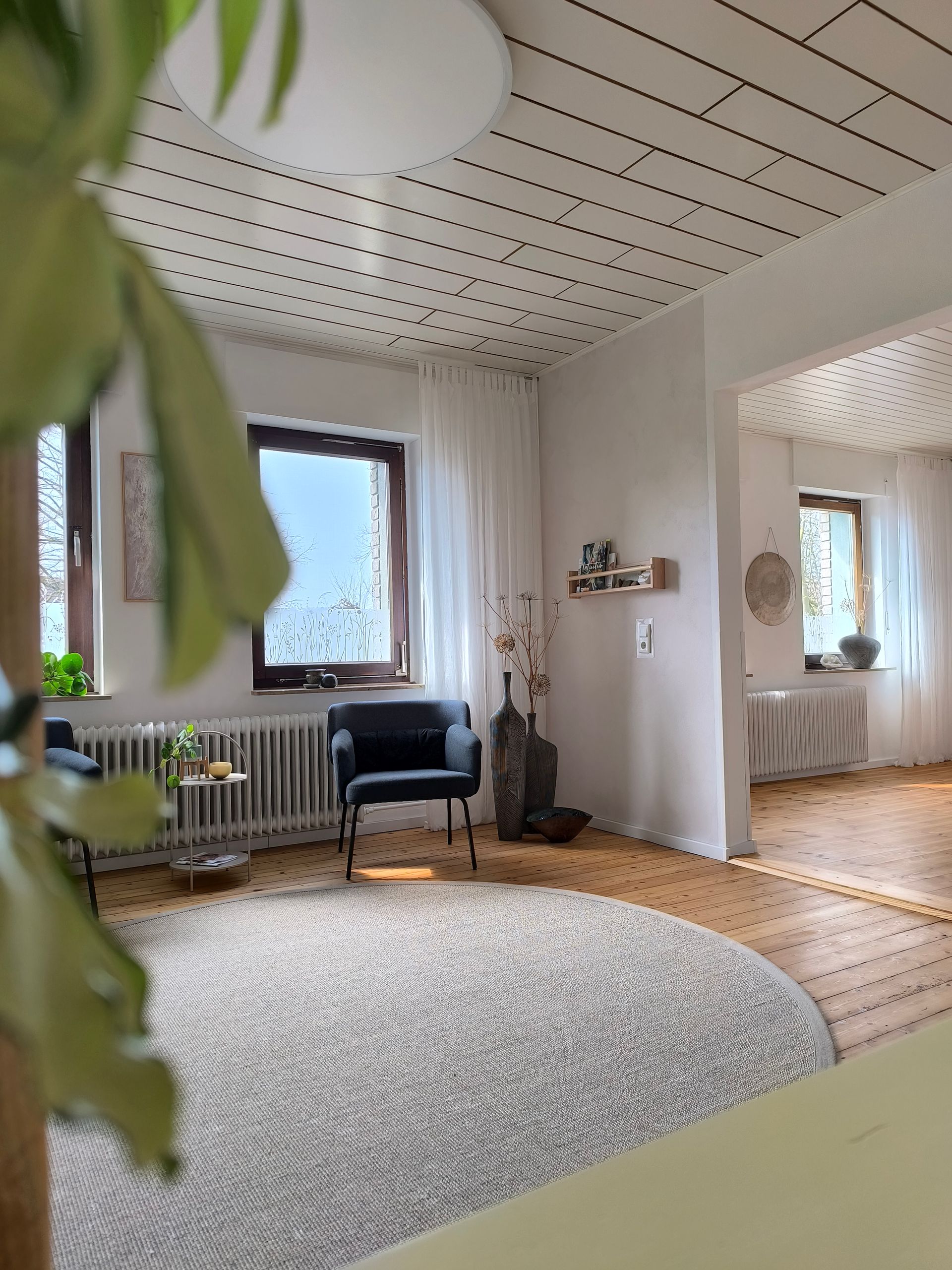 Ein Raumausschnitt des Seminarraumes. Ein Postersessel steht vor einem Fenster.