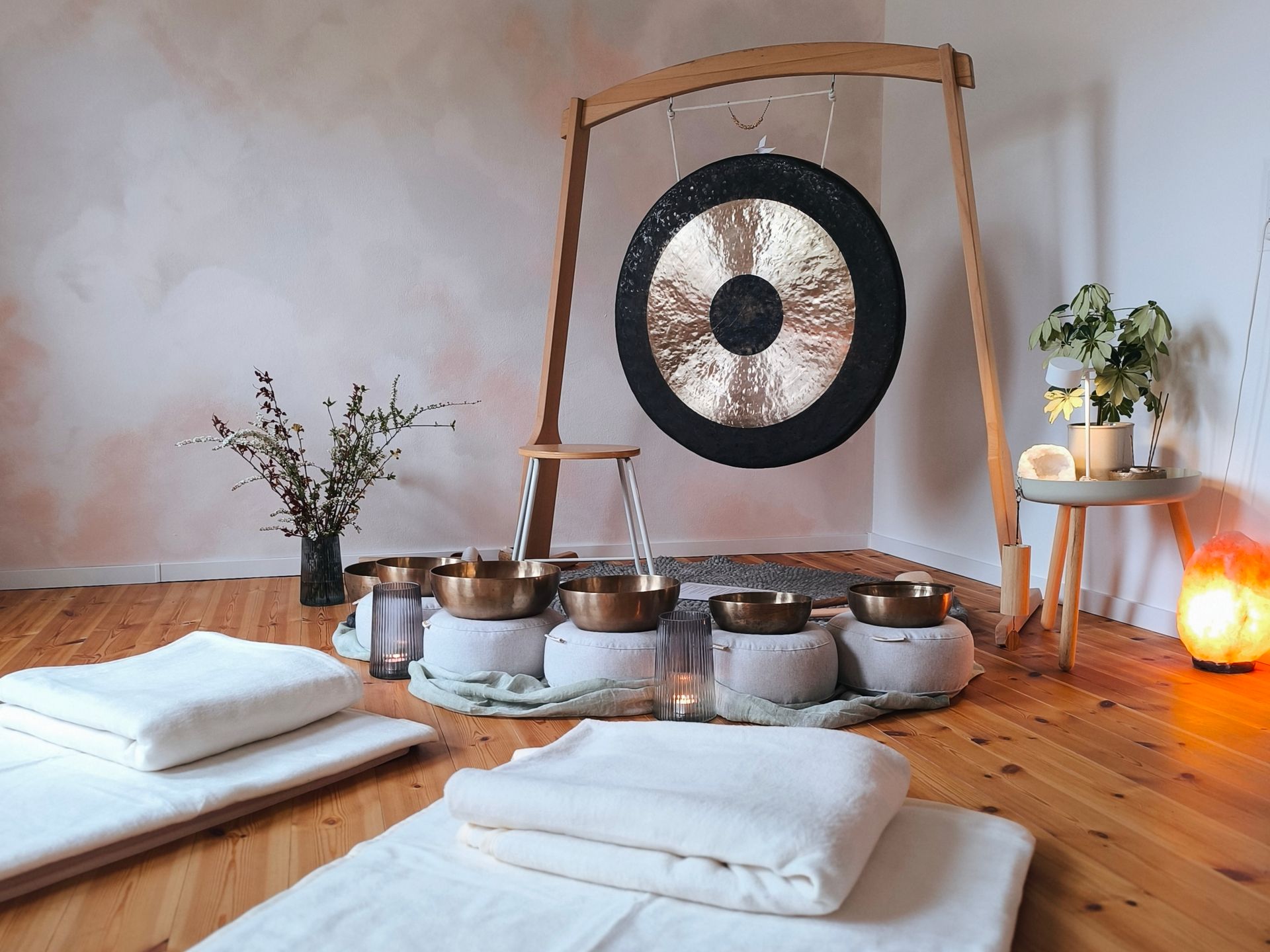 Entspannungsraum im Atelier Samenkorn in Detmold, zeigt viele Klangschalen und eingerichtete Liegeplätze für die Klangentspannung.