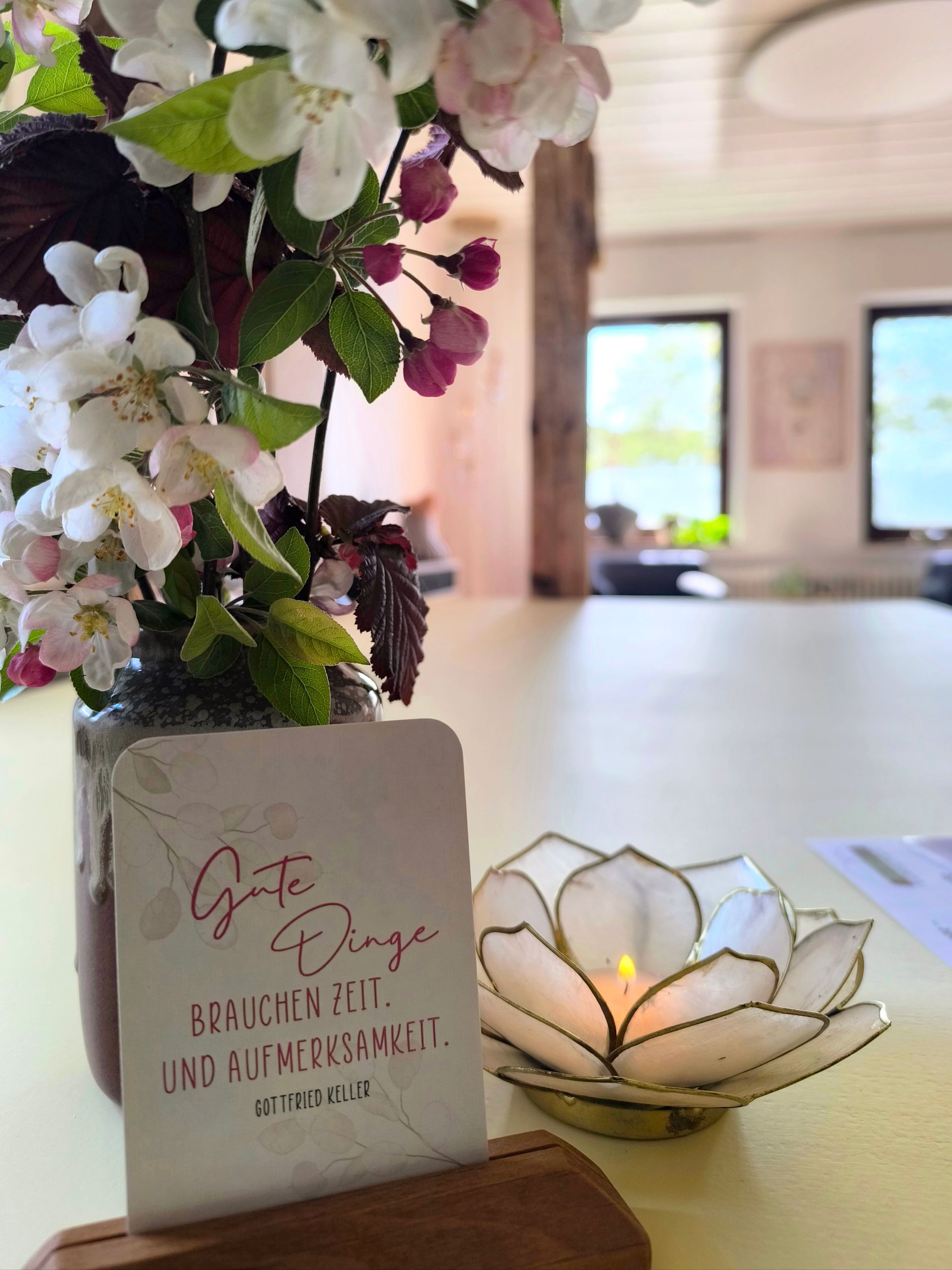 Blumenstrauß, Karte und Kerze als Deko auf dem Tisch im Atelier Samenkorn im Kreis Lippe.