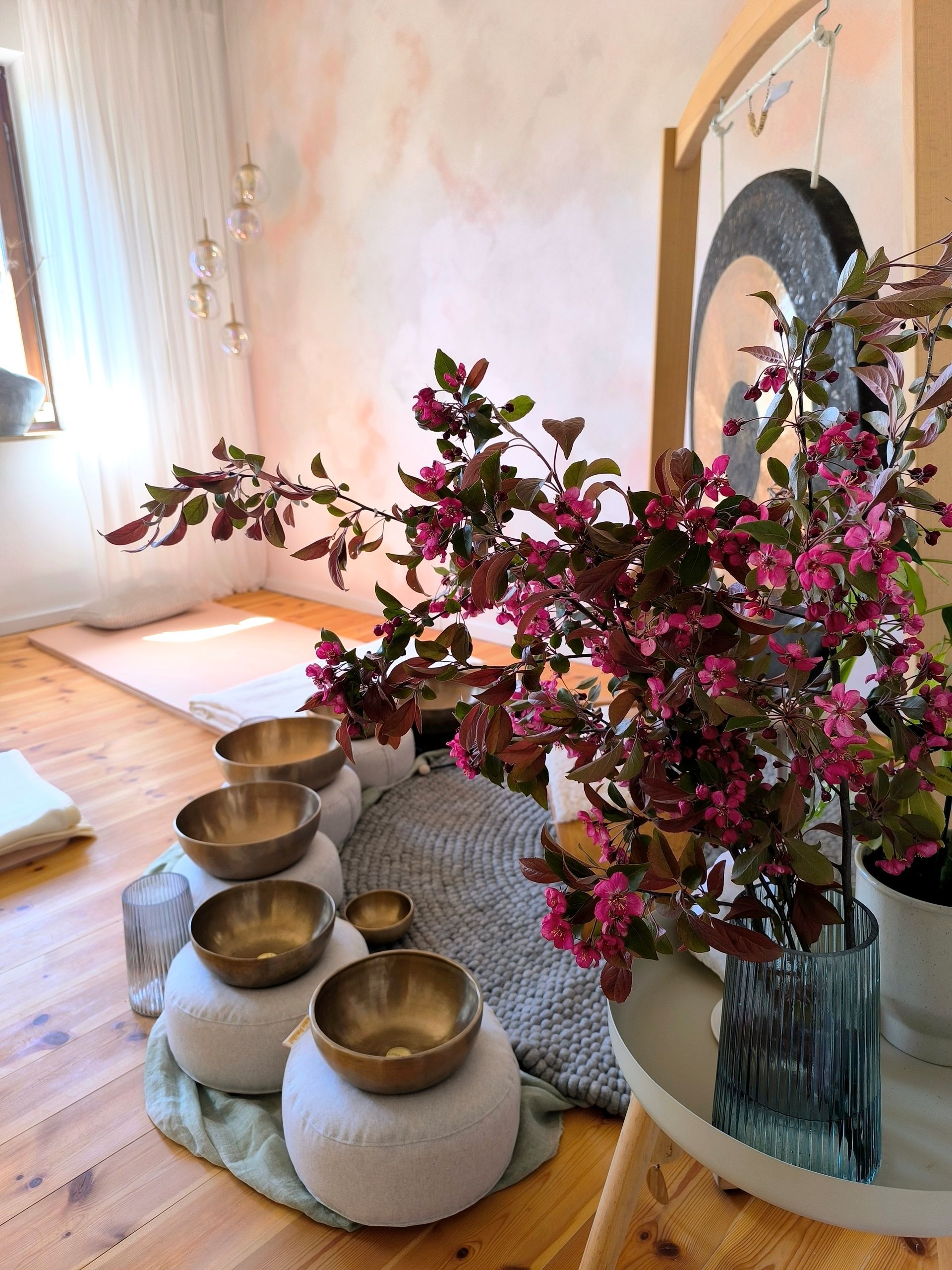 Ein großer Gong im Entspannungsraum, im Atelier Samenkorn.