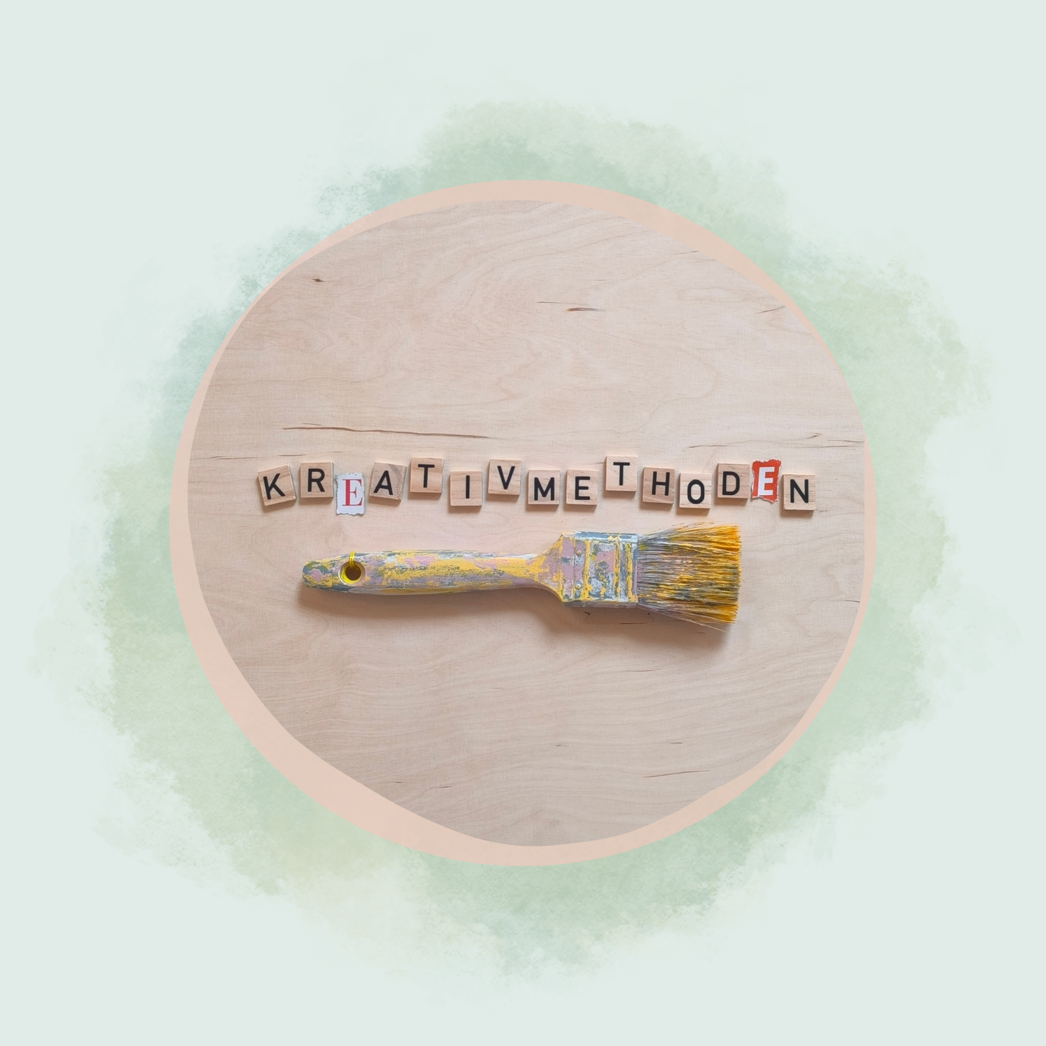 Schriftzug Kreativmethoden, gelegt aus Buchstaben, darunter liegt ein Pinsel. 