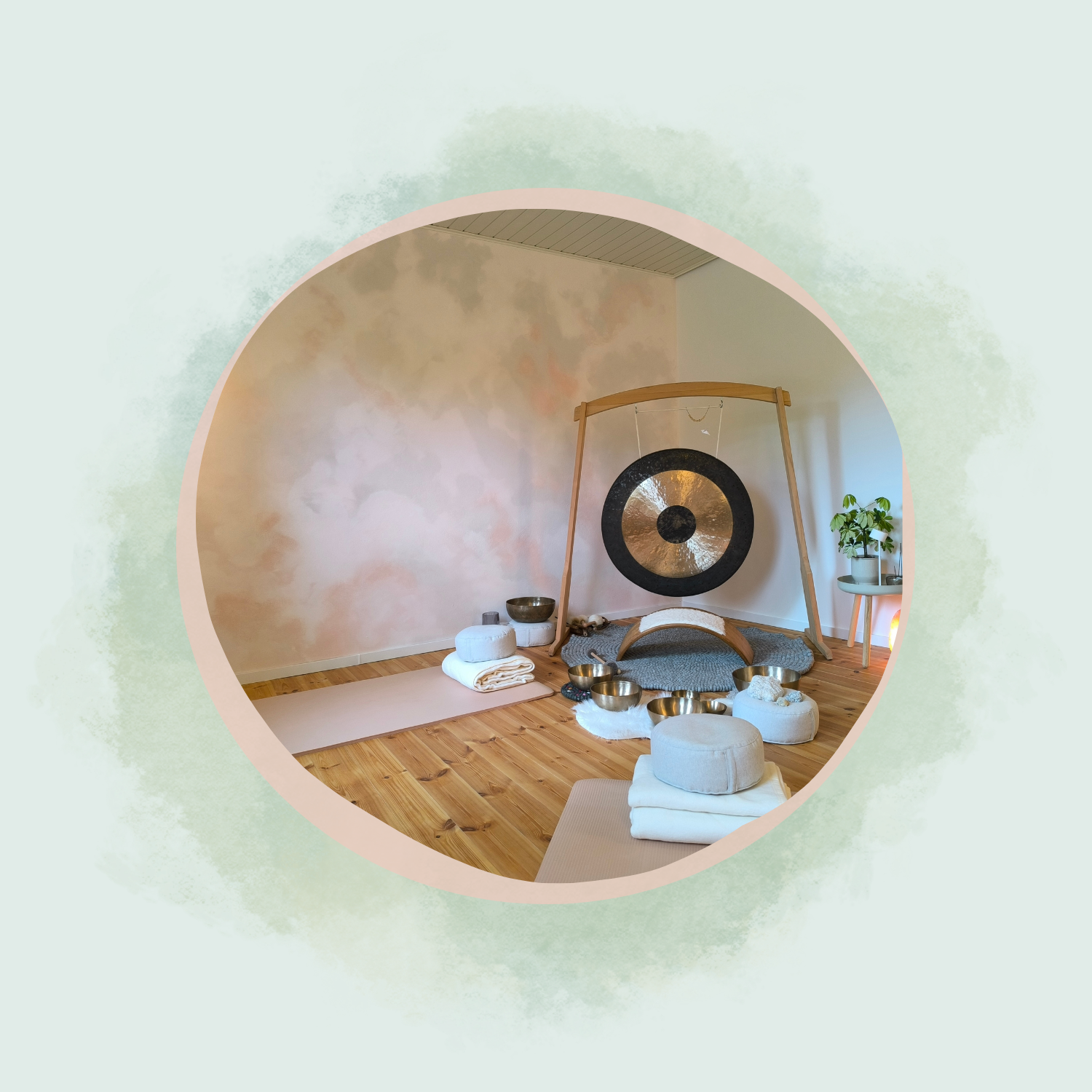 Großer Gong mit Klangschalen im Vordergrund, ein Bildausschnitt des Entspannungsraumes im Atelier.