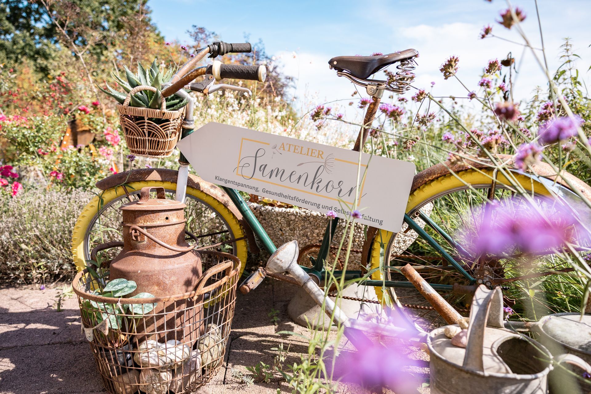 Ein Firmenschild dient als Wegweiser. Das Schild zeigt den Besuchern den Weg nach links an.