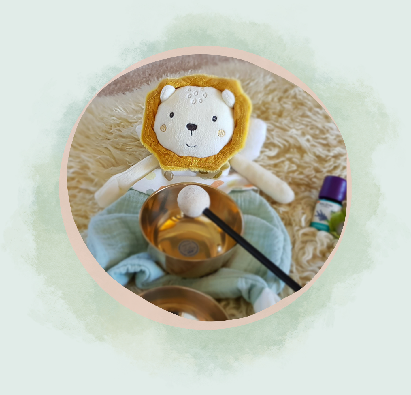 Das Bild zeigt einen Löwen als Kuscheltier. Er wird von Julia Pantou bei Kinderangeboten mit einbezogen. 