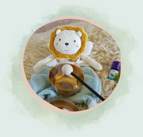 Kuscheltier Löwe bekommt eine Kinderklangmassage mit Klangschalen im Atelier Samenkorn, Kreis Lippe.