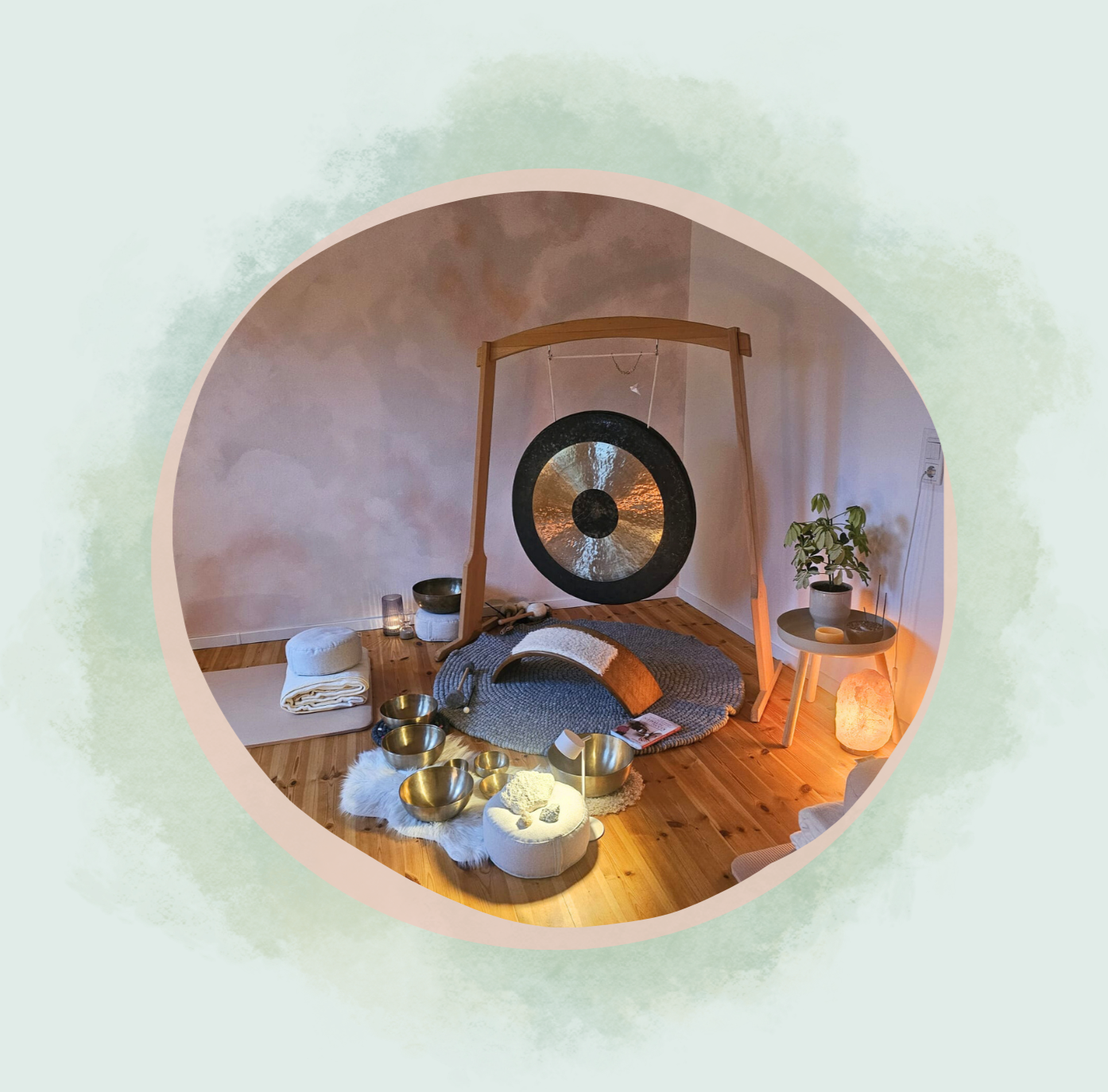 Großer Gong im Entspannungsraum, viele Klangschalen davor. Raumausschnitt im Atelier Samenkorn.