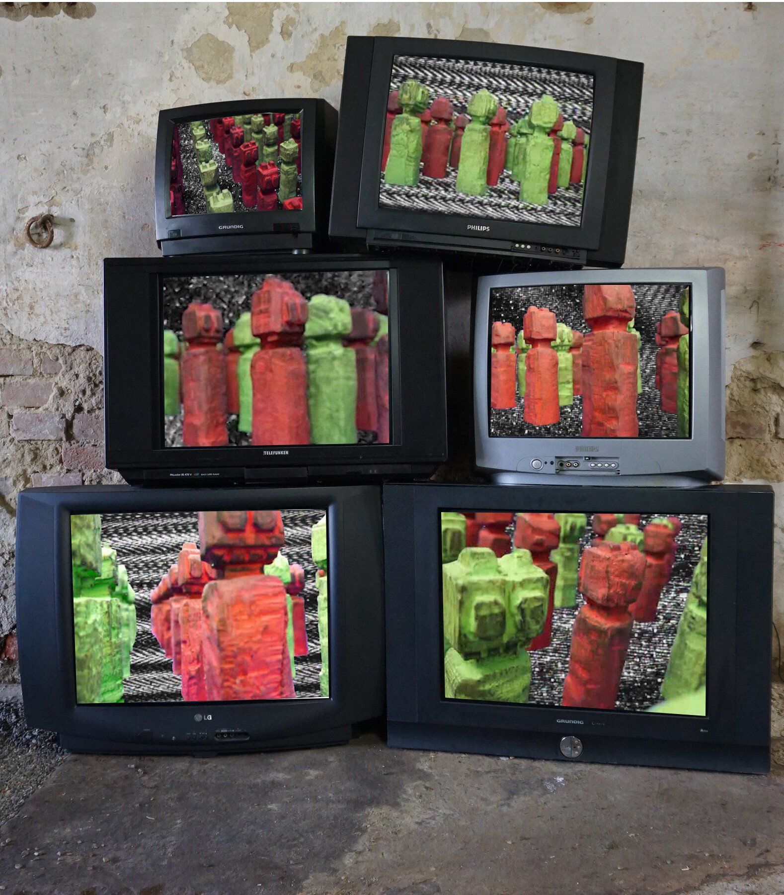 wabato movement, installation aus frensehern und Stop Motion Filmen mit geschnitzten Figuren