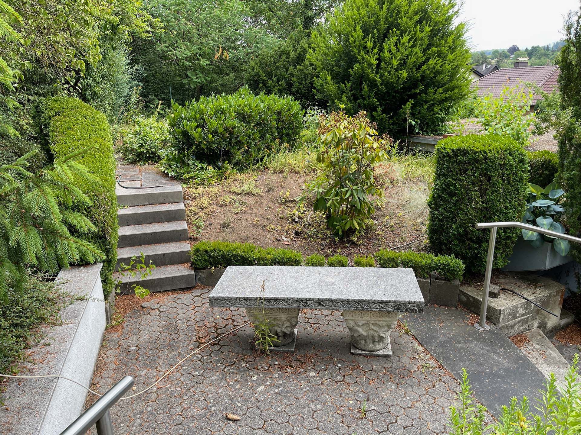 Ruheflächen im großzügig angelegten Garten