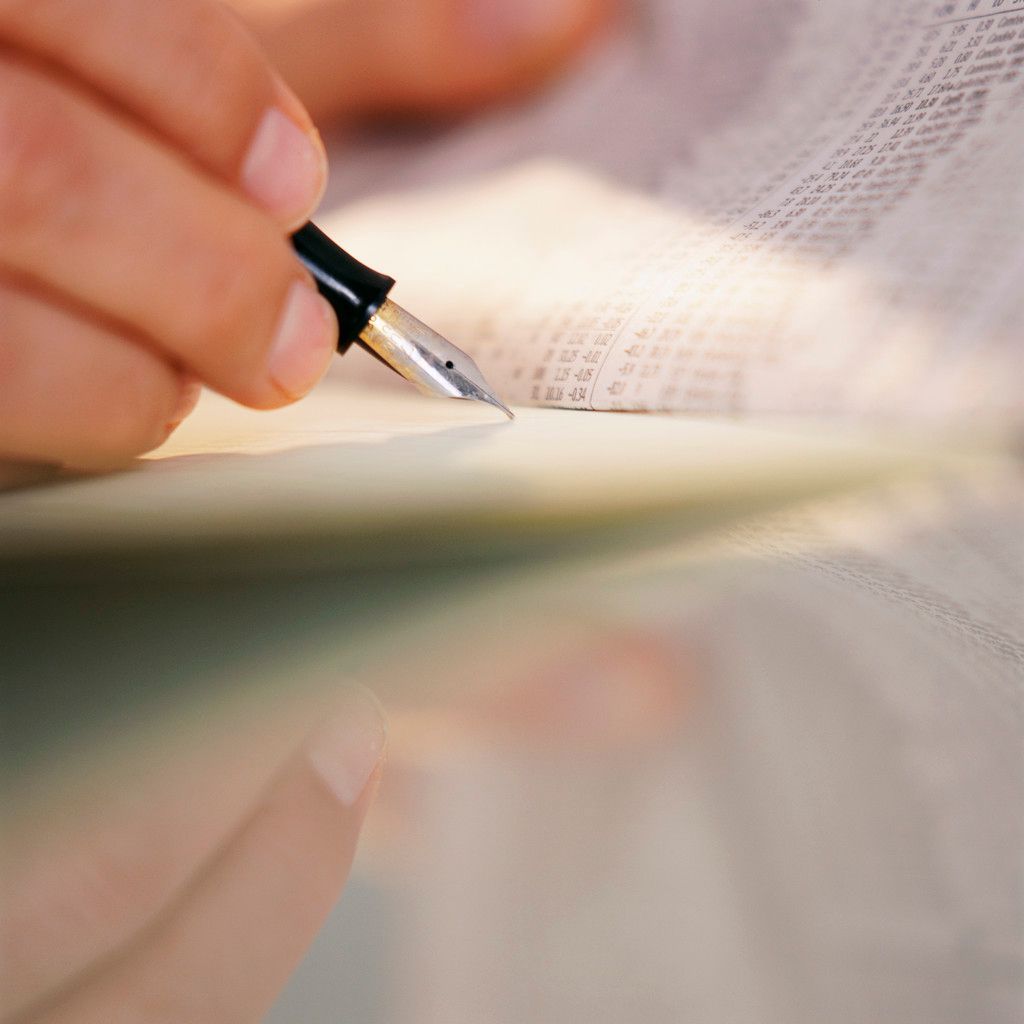 Handschrift mit einem Füllfederhalter auf leicht liniertem Papier, mit verschwommener Spiegelung.