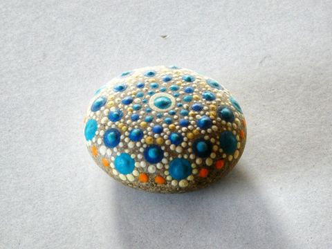 mandala stone, mandala art, puntillismo, piedra de playa,