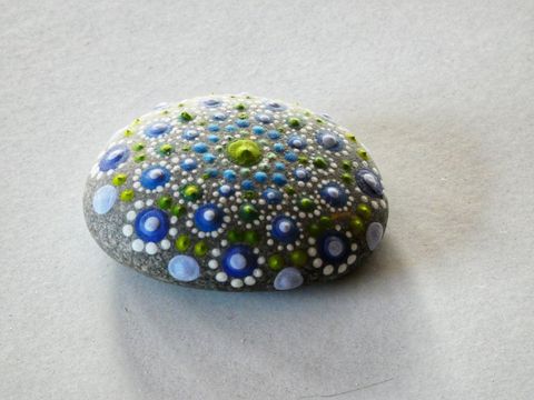 mandala stone, mandala art, puntillismo, piedra de playa,