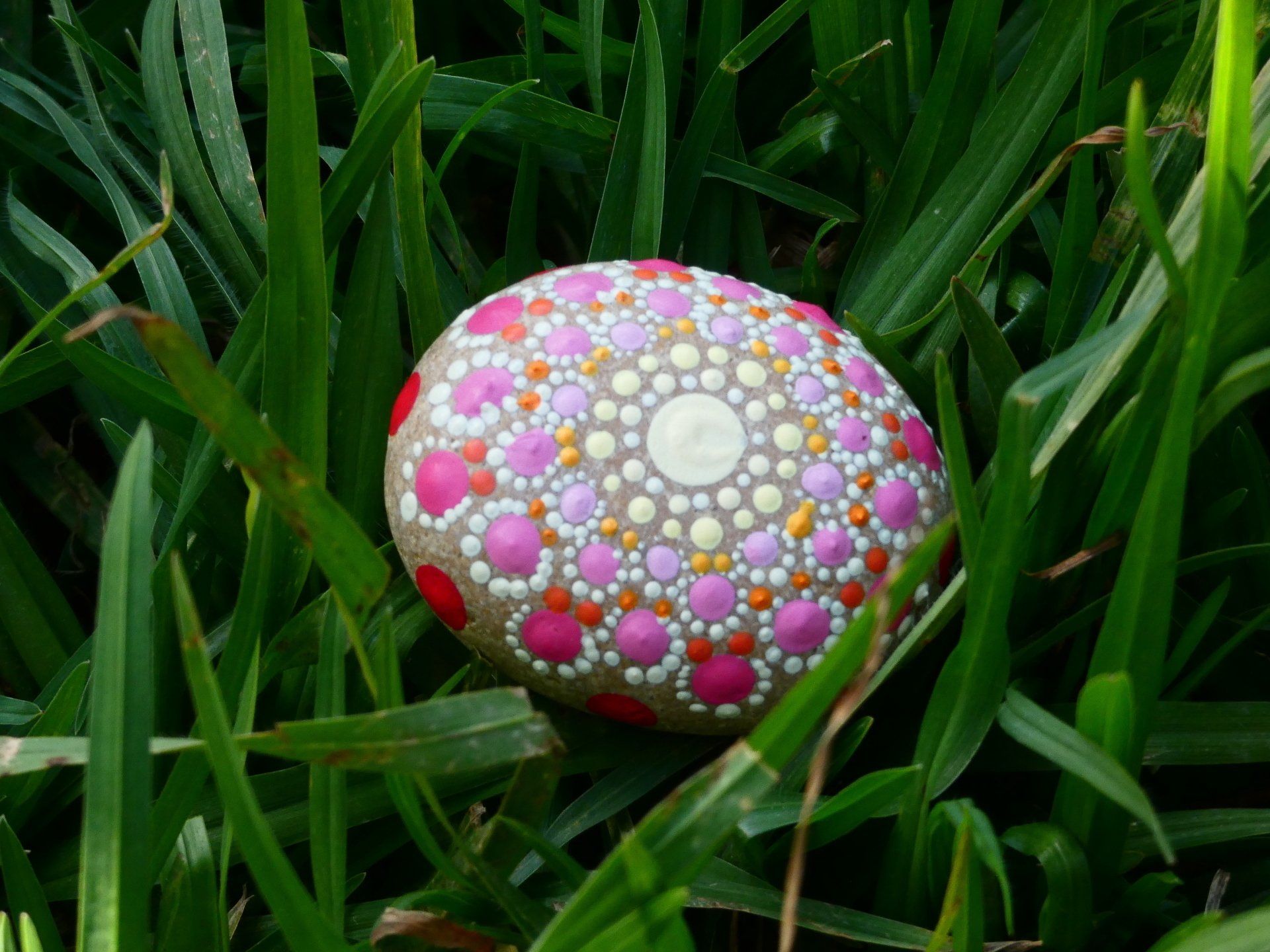 mandala stone, mandala art, puntillismo, piedra de playa,