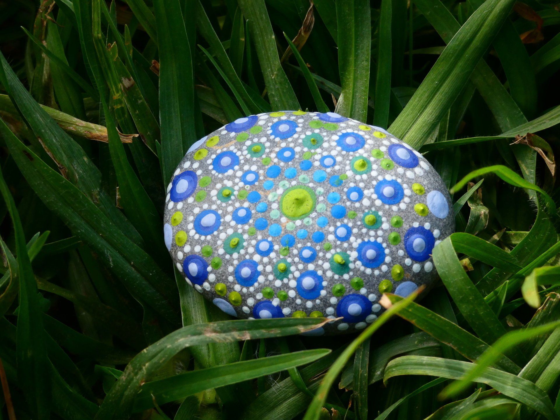 mandala stone, mandala art, puntillismo, piedra de playa,