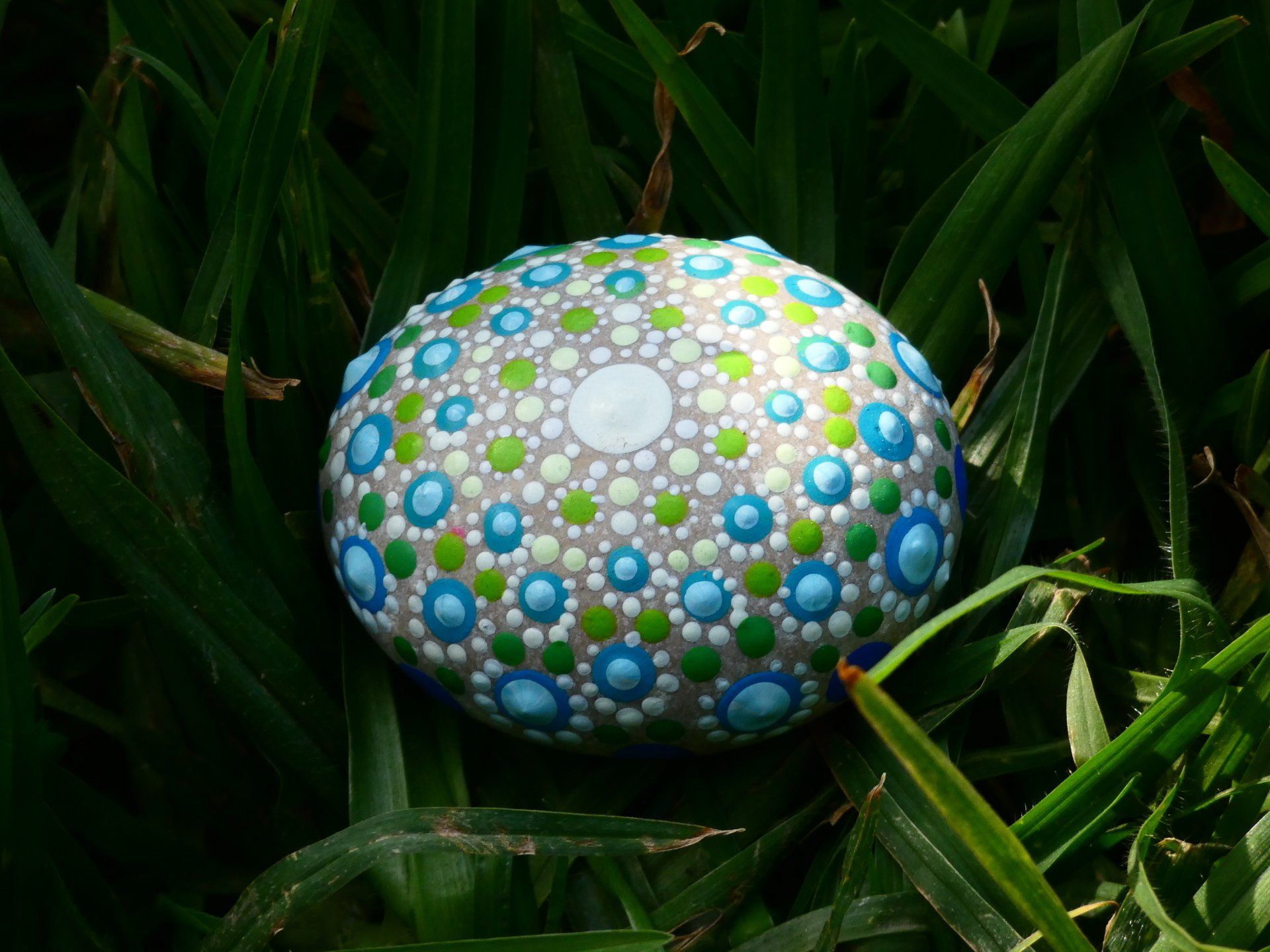 mandala stone, mandala art, puntillismo, piedra de playa,