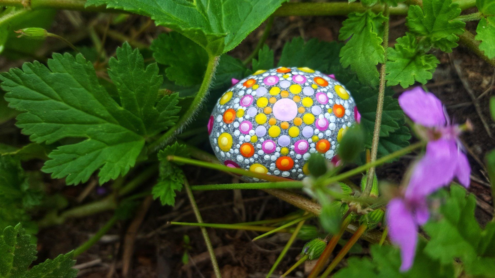 mandala stone, mandala art, puntillismo, piedra de playa,