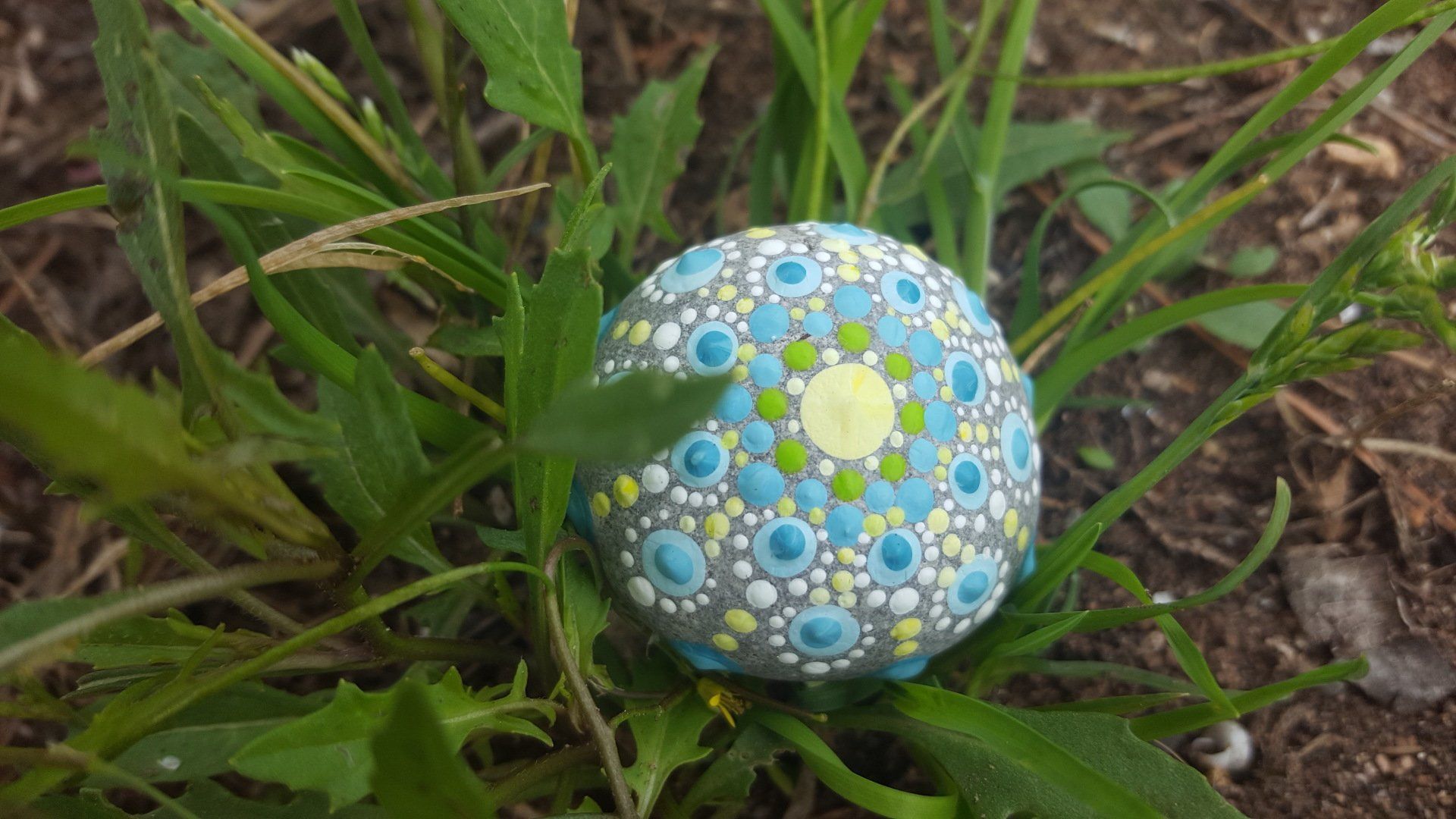 mandala stone, mandala art, puntillismo, piedra de playa,