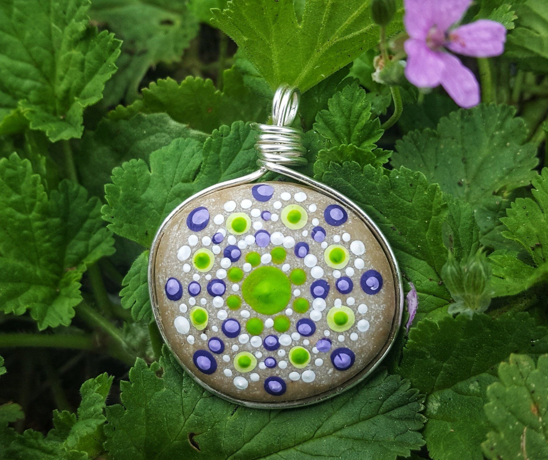 colgante, pendant, joyería artesanal, arte de piedra, dia de la madre,mandala stone, mandala art, puntillismo, piedra de playa,