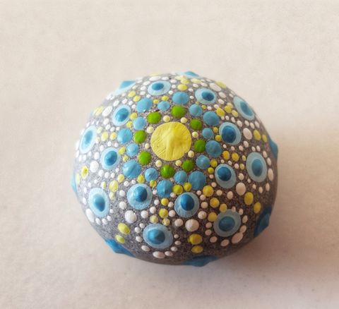 mandala stone, mandala art, puntillismo, piedra de playa,