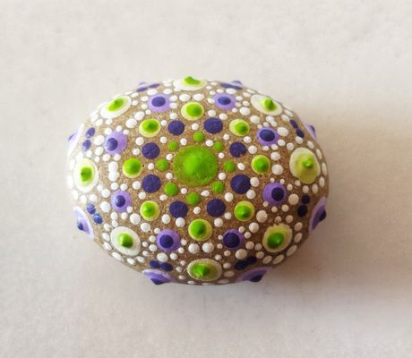 mandala stone, mandala art, puntillismo, piedra de playa,