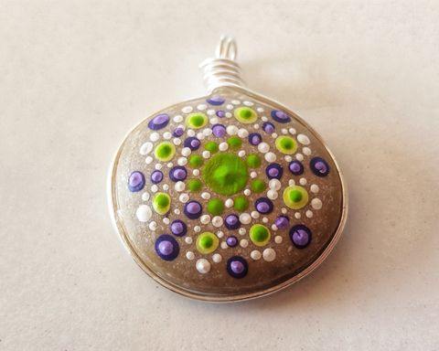 colgante, pendant, joyería artesanal, arte de piedra, dia de la madre,mandala stone, mandala art, puntillismo, piedra de playa,