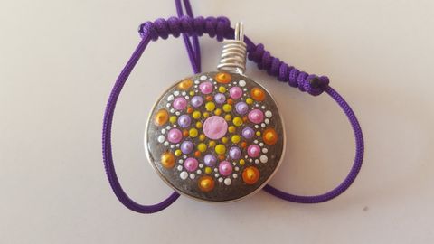 colgante, pendant, joyería artesanal, arte de piedra, dia de la madre,mandala stone, mandala art, puntillismo, piedra de playa,