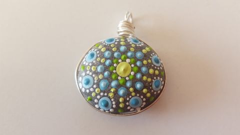 colgante, pendant, joyería artesanal, arte de piedra, dia de la madre,mandala stone, mandala art, puntillismo, piedra de playa,