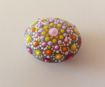 mandala stone, mandala art, puntillismo, piedra de playa,