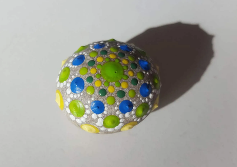 mandala stone, mandala art, puntillismo, piedra de playa,