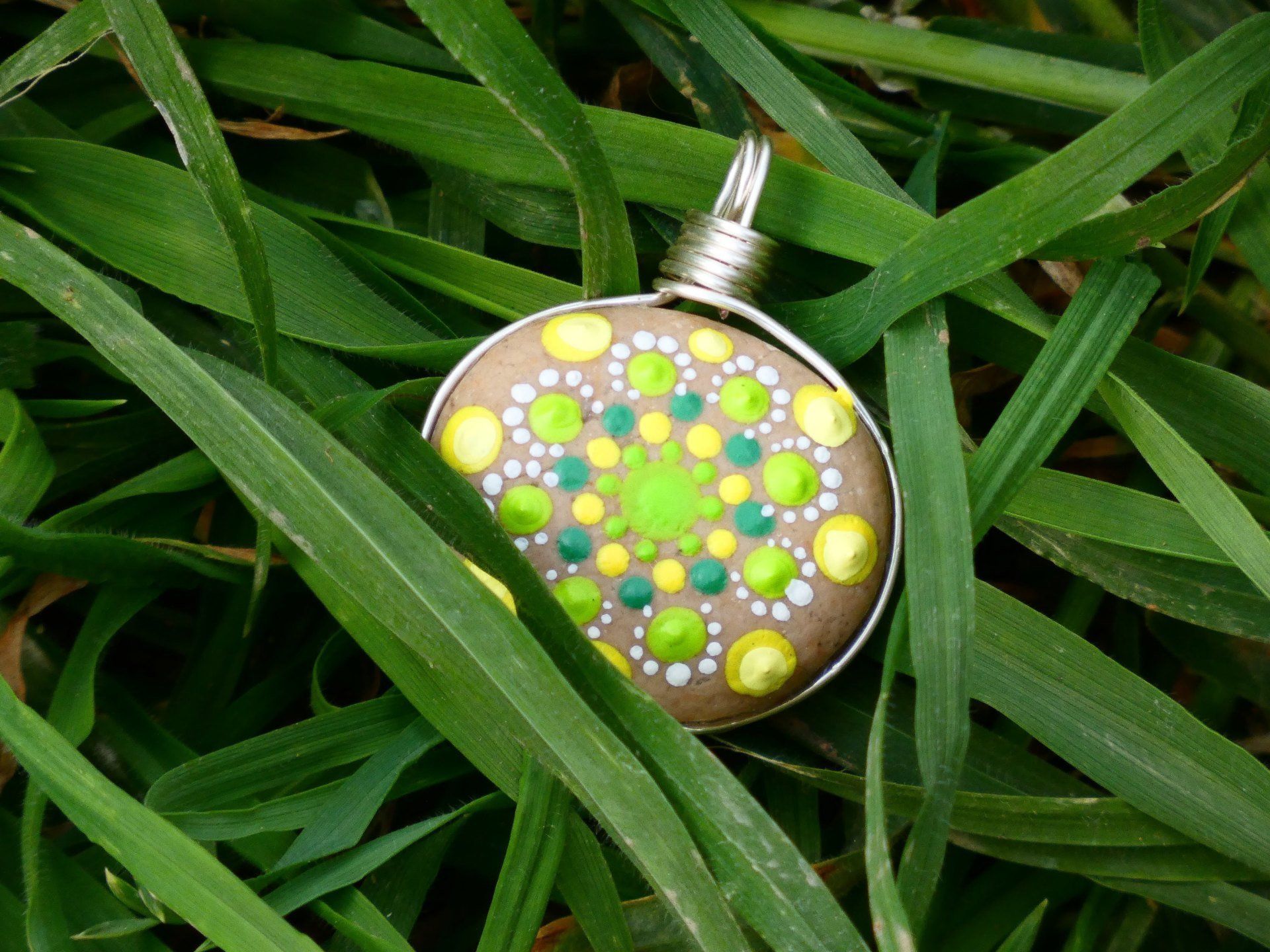 colgante, pendant, joyería artesanal, arte de piedra, dia de la madre,mandala stone, mandala art, puntillismo, piedra de playa,