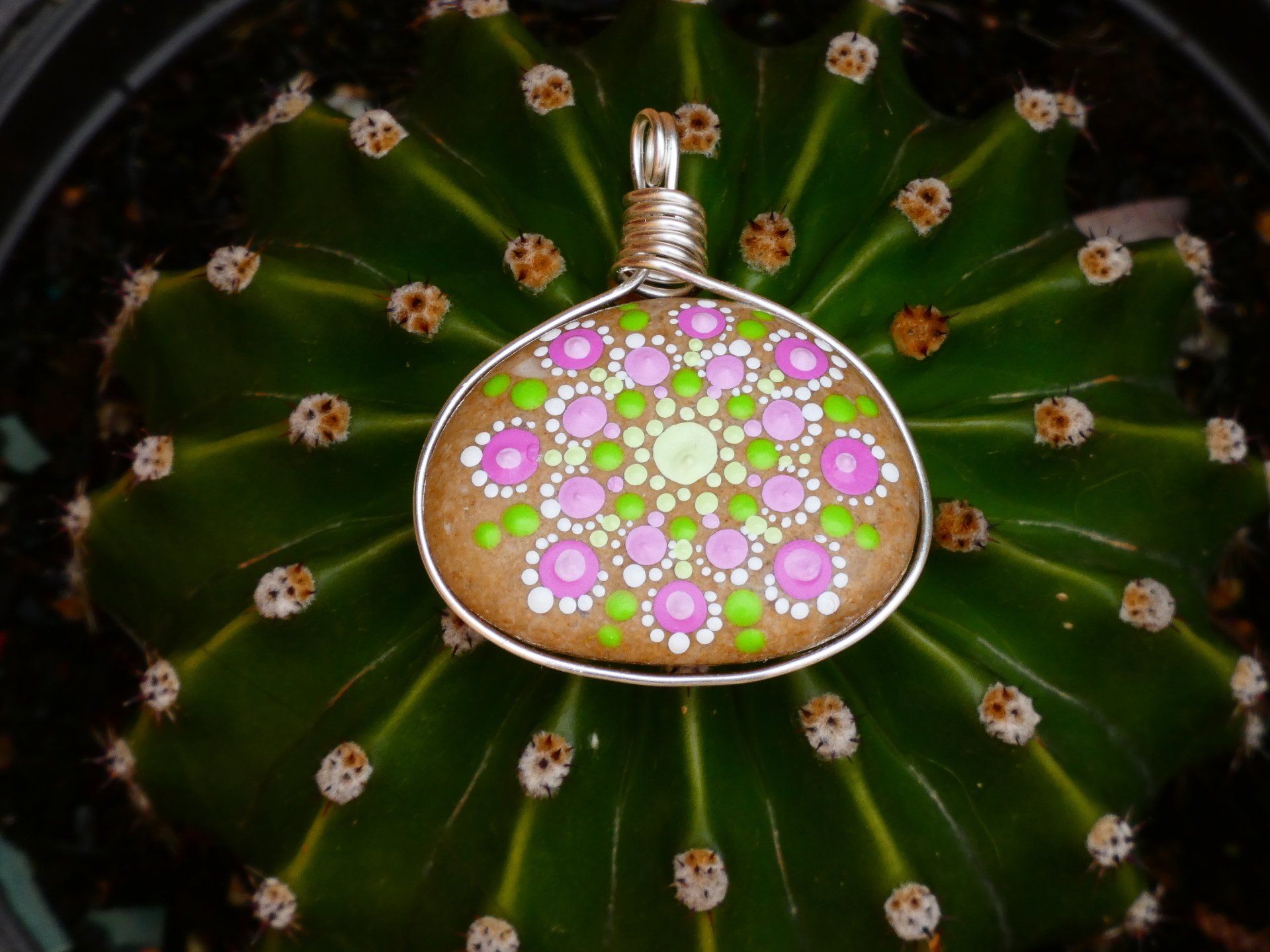 mandala stone, mandala art, puntillismo, piedra de playa,