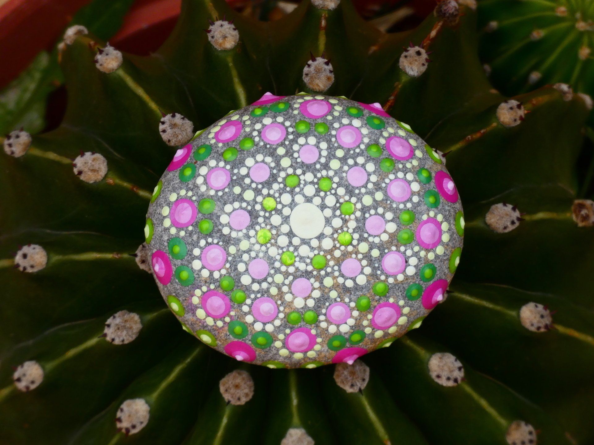 mandala stone, mandala art, puntillismo, piedra de playa,