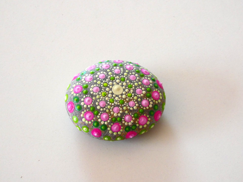 mandala stone, mandala art, puntillismo, piedra de playa,