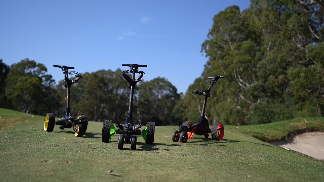 Verschiedene MGI Golf-Caddies auf einem Golfplatz