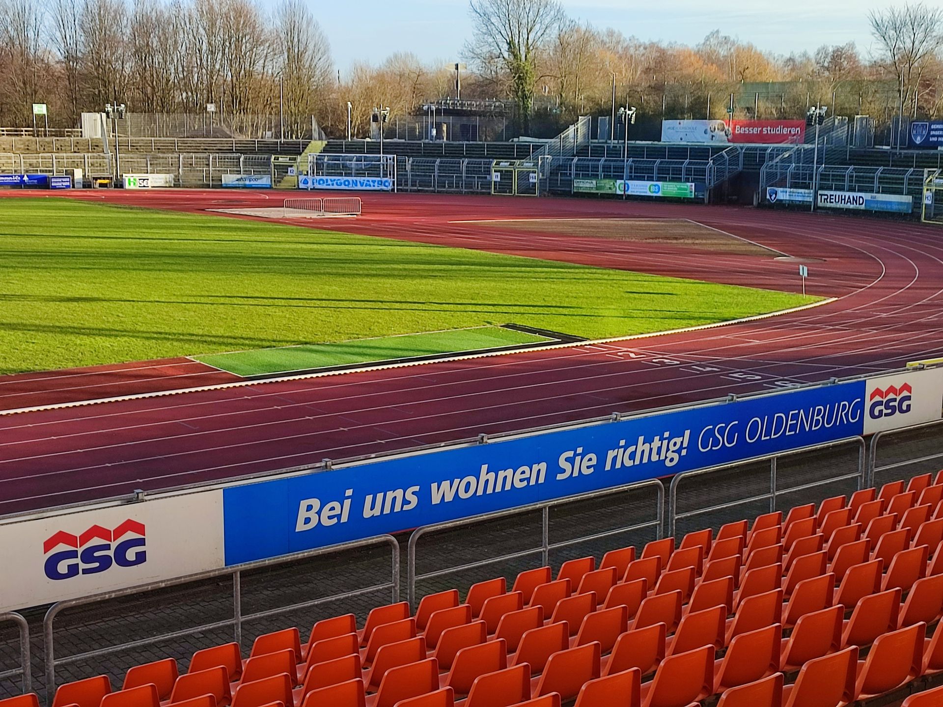 Für nur 5% der Ticketerlöse darf die VfB Oldenburg Fußball GmbH im Stadion am Marschweg ihren Fußball vorführen und die Werbung ihrer Sponsoren aufstellen.