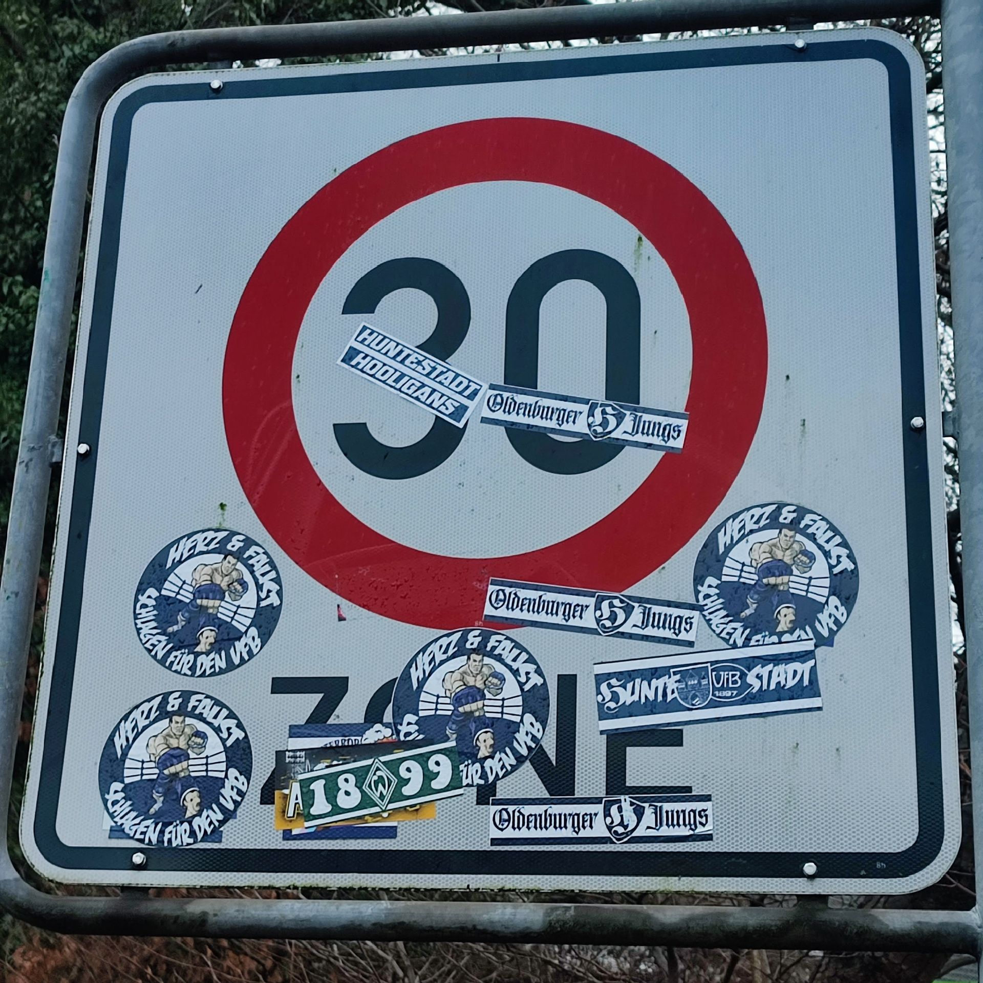 Werbung für den Unterhaltungsfußball auf Verkehrszeichen Die Reflexfolien werden durch Aufkleber, die für den Unterhaltungsfußball werben, beschädigt. Diese Verkehrszeichen müssen ausgetauscht werden, was Kommunen enorme Kosten verursacht.