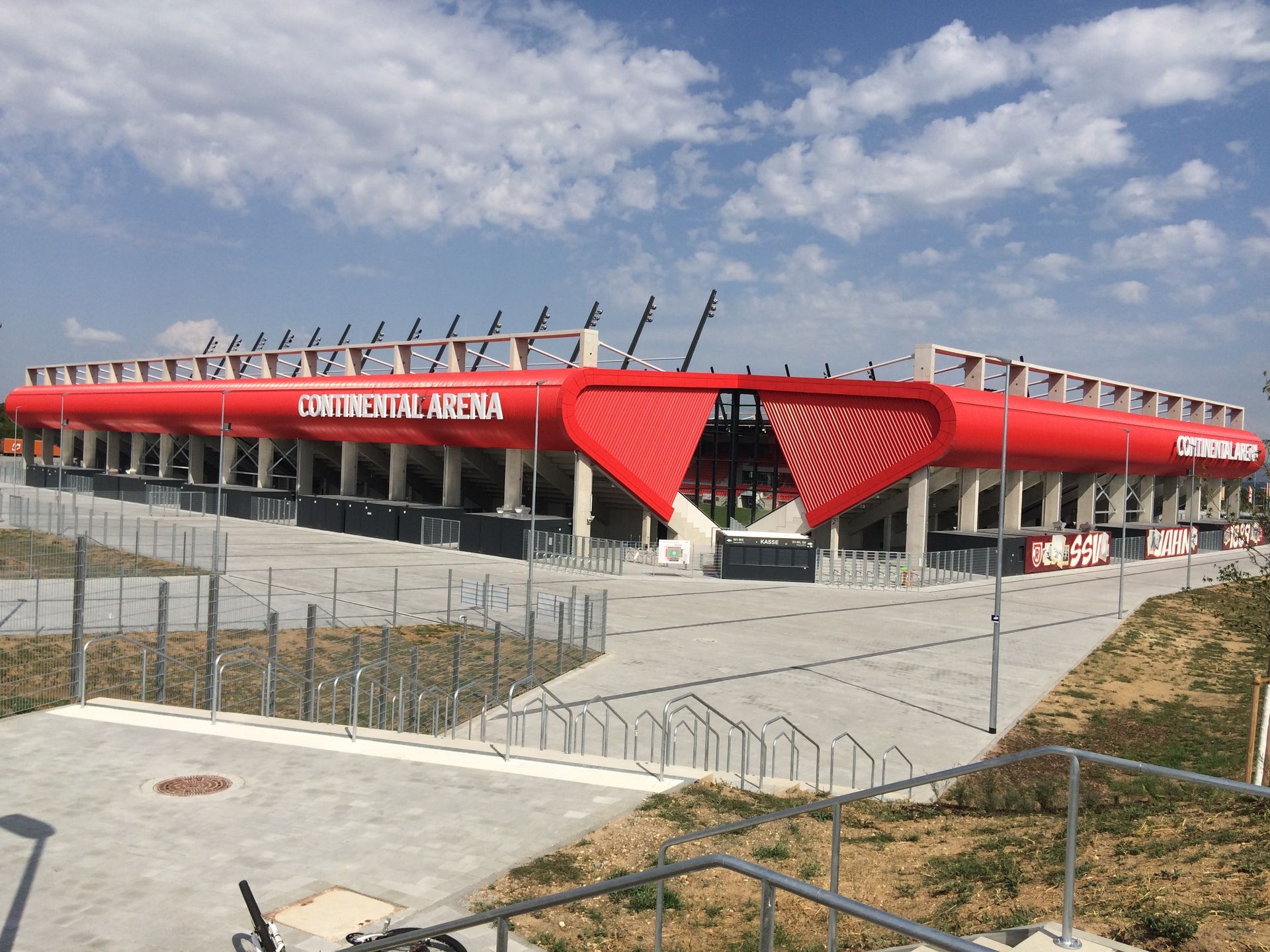 Jahnstadion am Stadtrand von Regensburg, in der Nähe der Autobahn