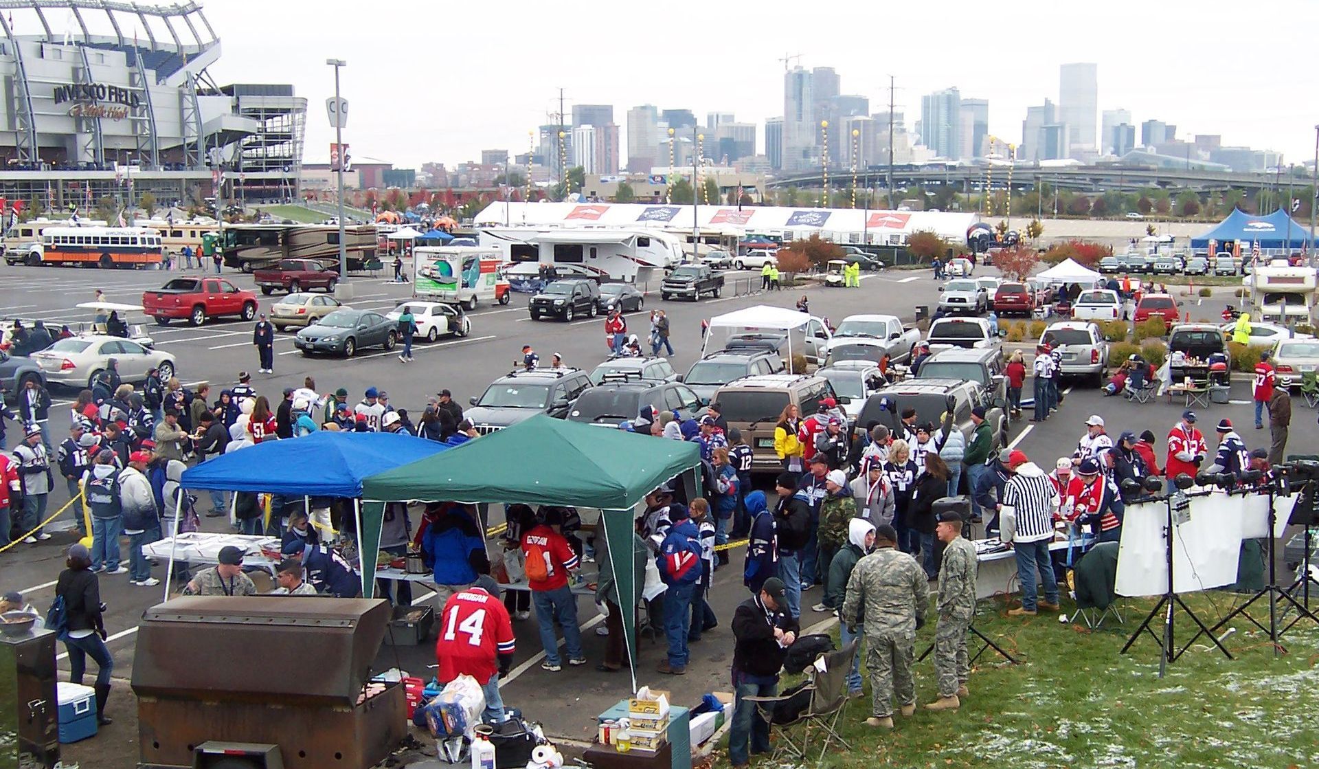 Tailgate Party des Pikes Peak Pats Fanclubs beim Besuch der New England Patriots bei den Denver Broncos.