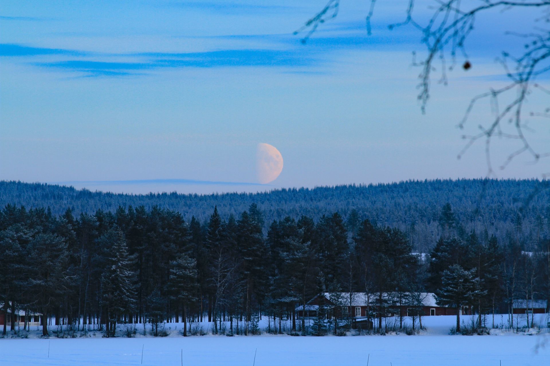 Mondaufgang an der Villa Aurora Moskosel