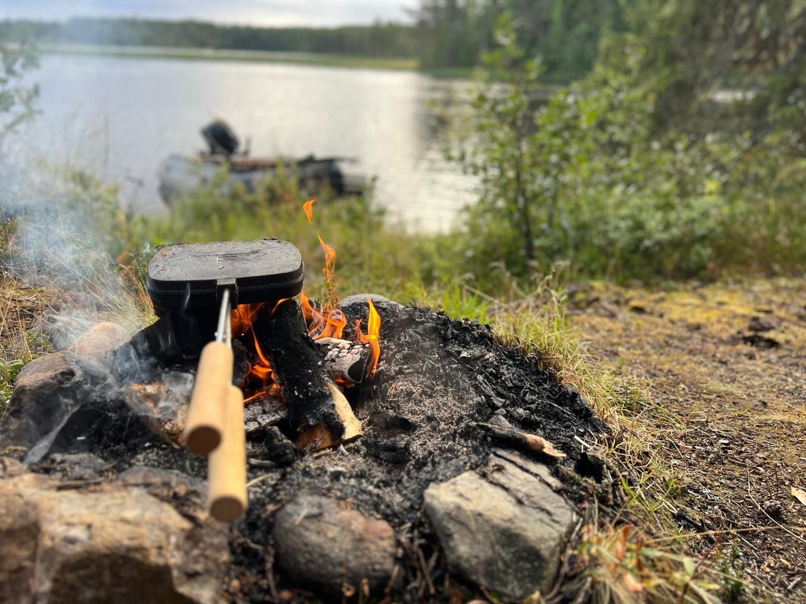 Lagerfeuer am See, Villa Aurora Moskosel, Lappland
