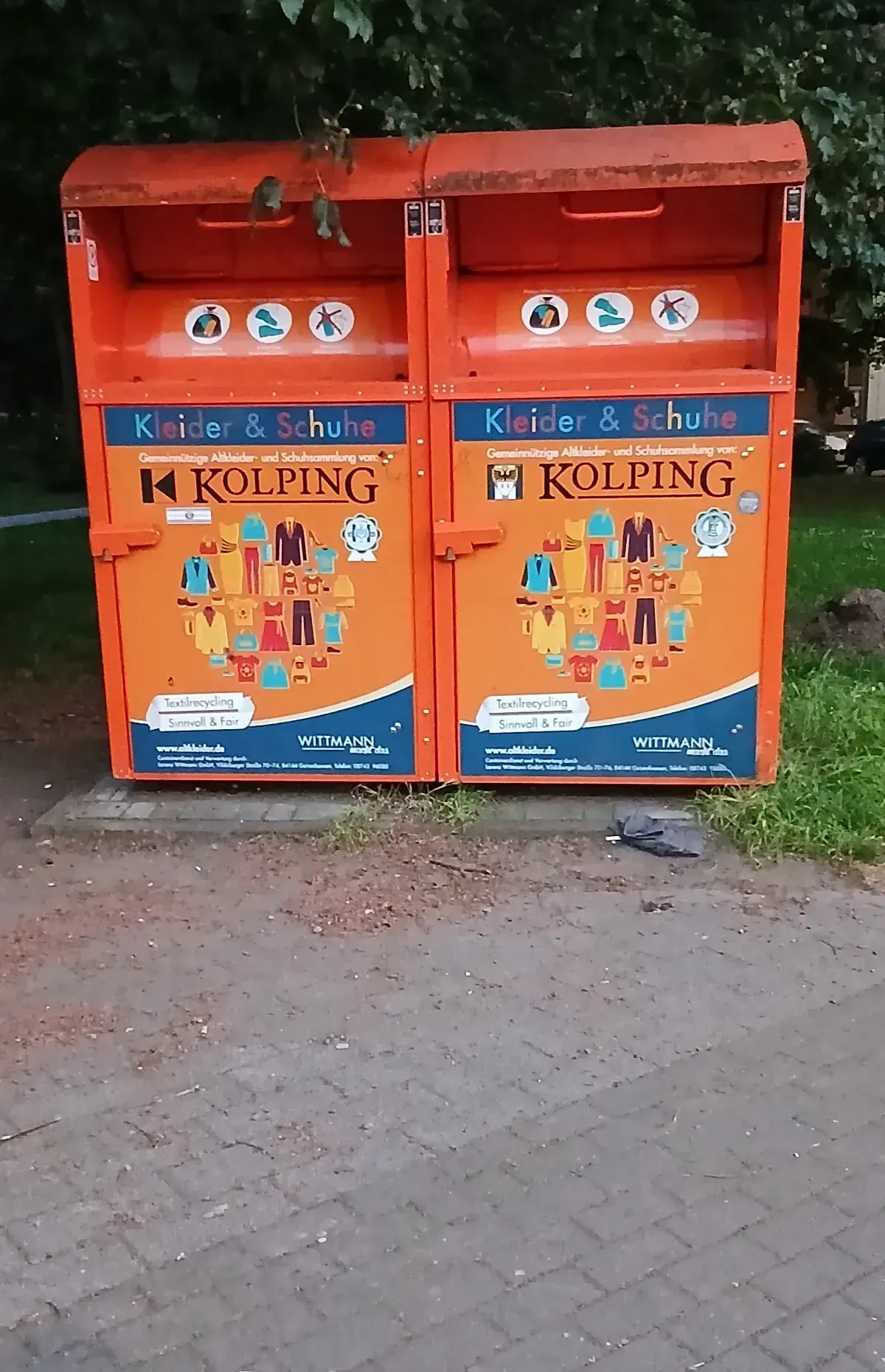 Altkleidercontainer an der Alleestraße in Duisburg-Hamborn nach der Reinigung