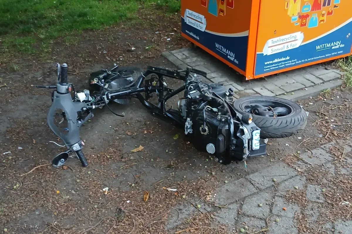 Abgestellter Motorradschrott neben Altkleidercontainern in Duisburg-Hamborn