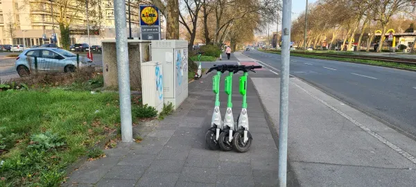 3 E-Bikes stehen mitten auf dem Gehweg
