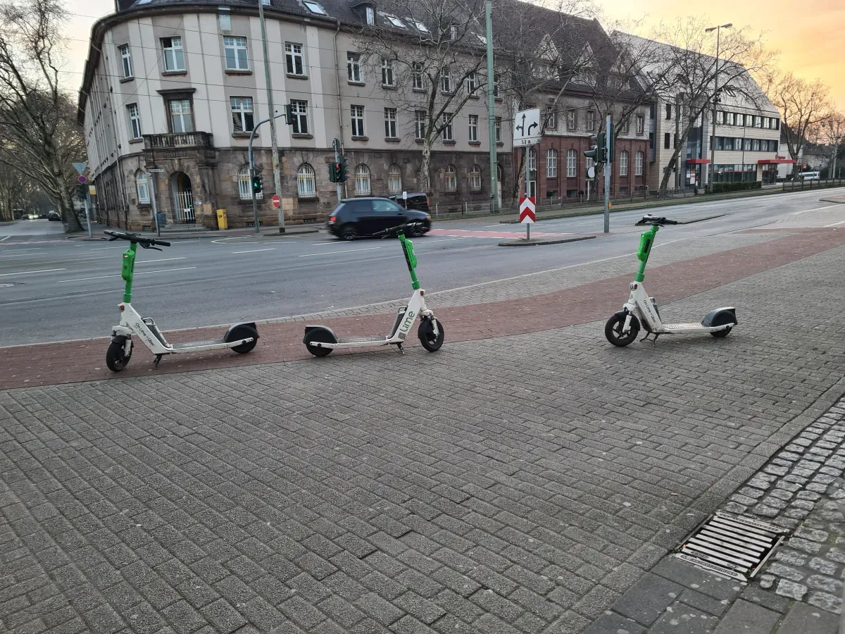 Drei E-Bikes stehen mitten auf dem Geh- und Radweg